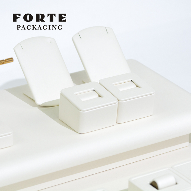 FORTE High End Pu Leather Jewelry Display Set Bright White Design Stand for Jewelry
